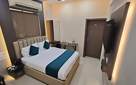 Hotel Triton Sion - Near Us Embassy - Hotel Near Bkc